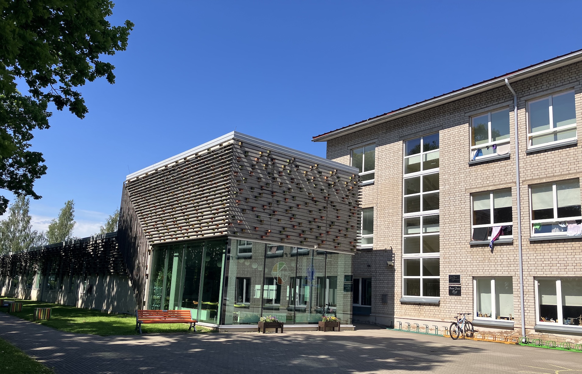 Tallinna tn 24 , Suure-Jaani, Viljandi maakond Viisime läbi Suure-Jaani kooli energiaauditi, mille eesmärk oli hinnata olemasoleva hoone energiakasutust ja tehn